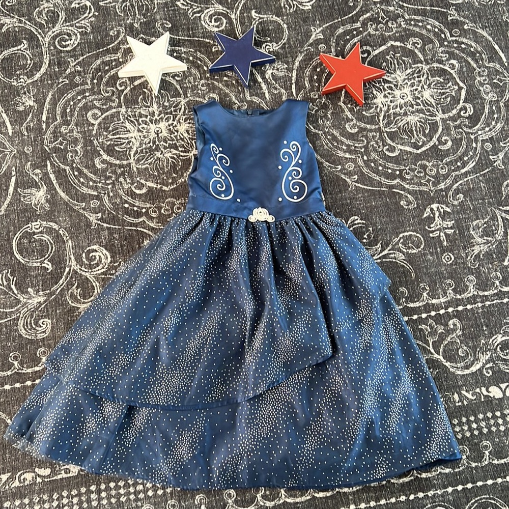 Disney store dress sz5-6 runs large